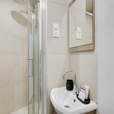 Charming Studio For 1 Person - Mobility Lease 別荘 *